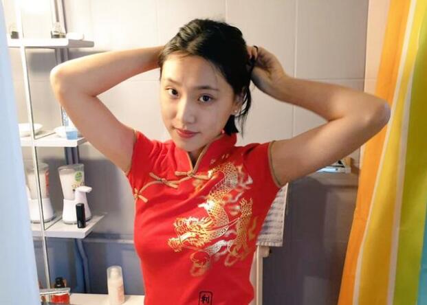 百万粉丝推特网红刘玥穿着旗袍和老外摄影师酒店激情被无套内射